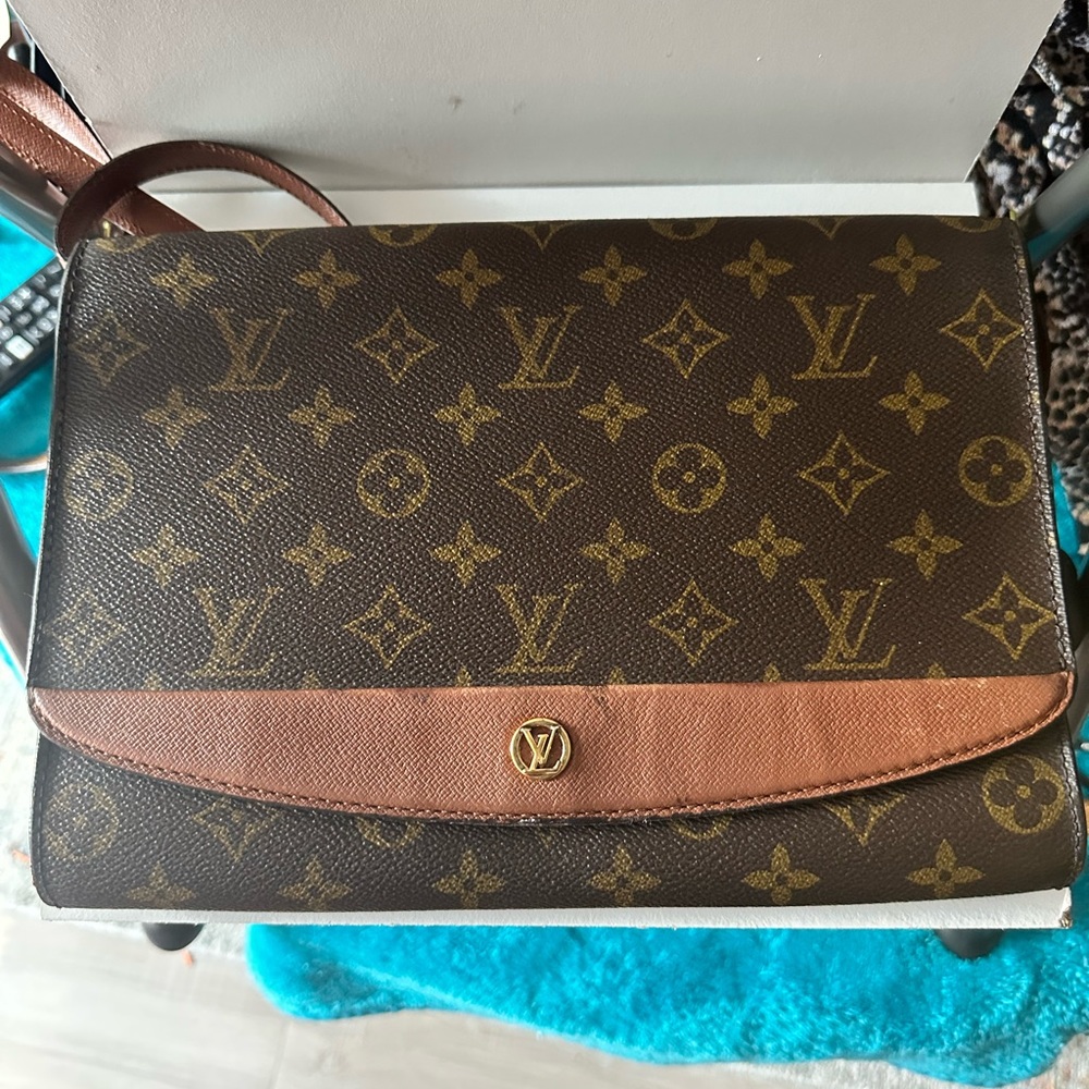 Louis Vuitton strap clutch(authentic)